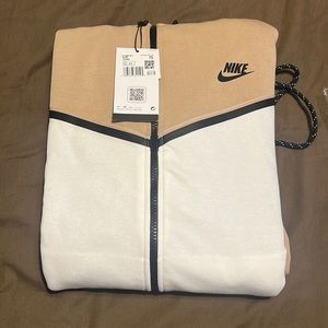 Nike tech jogging suit just in time for the spring nice & comfy